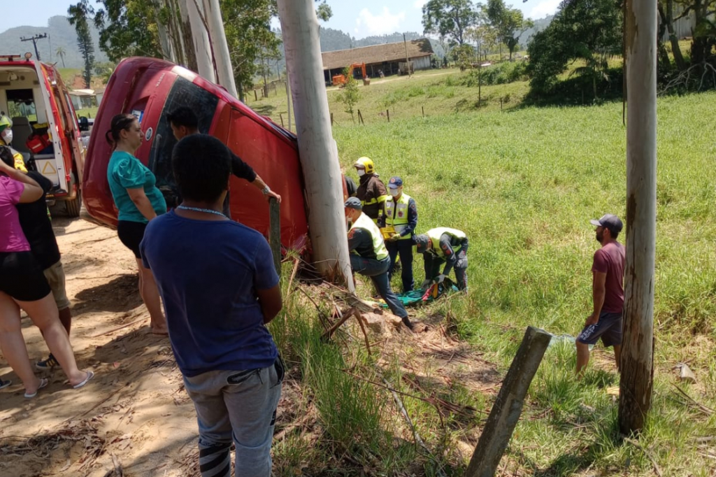 Imagem divulgação - Motorista sofre corte no crânio após colisão com árvore em Imaruí