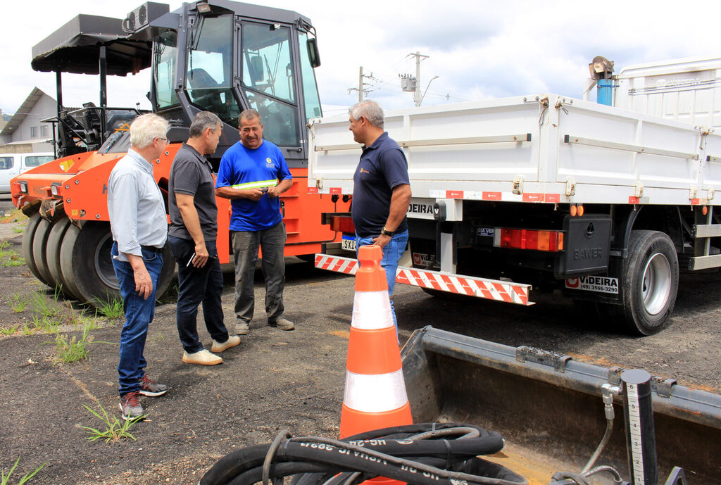 Secretário de Obras de Lages aciona usina de asfalto para operação tapa-buracos