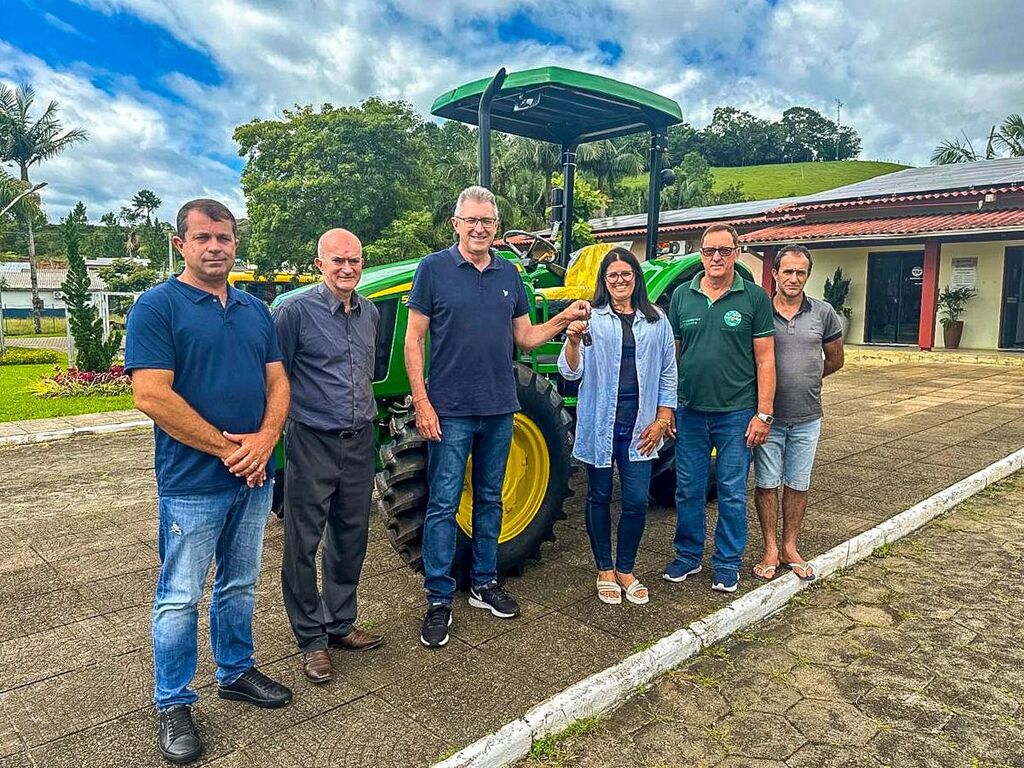 NOVO TRATOR VAI FORTALECER AGRICULTURA ECOLÓGICA EM MORRINHOS DO SUL