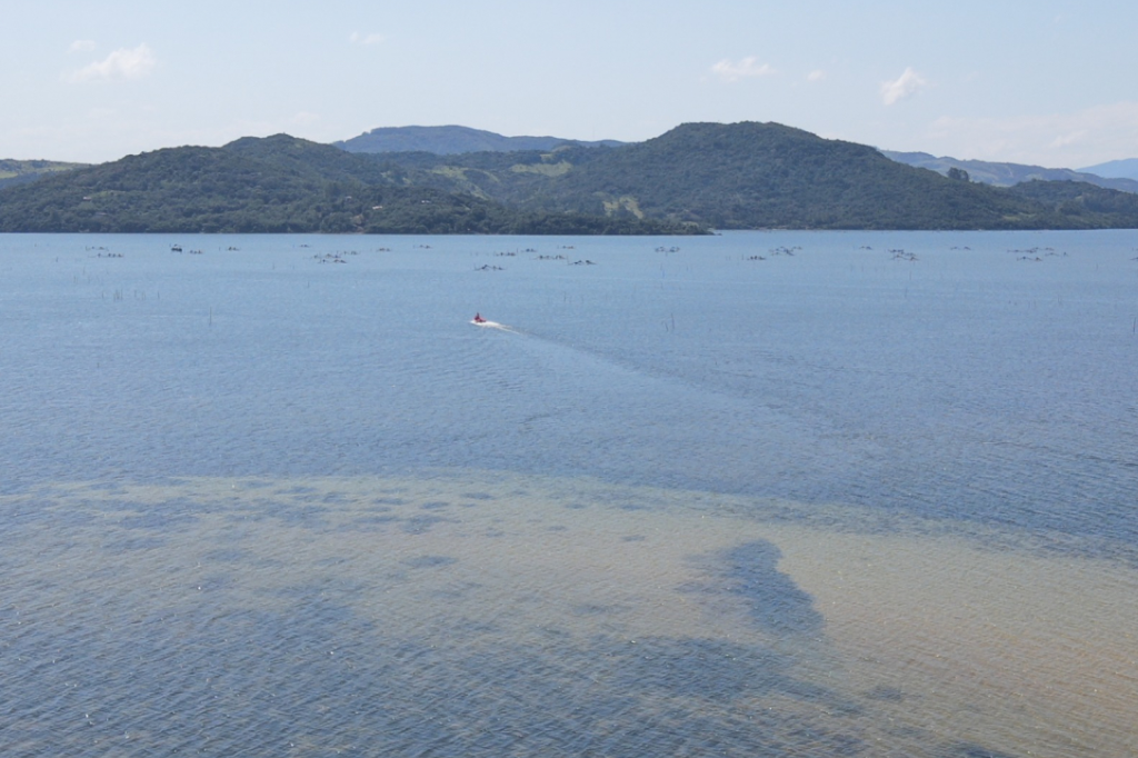Imagem divulgação - Família uruguaia é resgatada após incidente com caiaque furado na Lagoa Santo Antônio, em Laguna