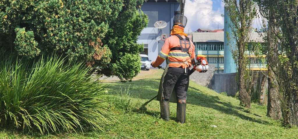 São Joaquim reforça limpeza pública com equipe fixa dedicada às praças e escolas