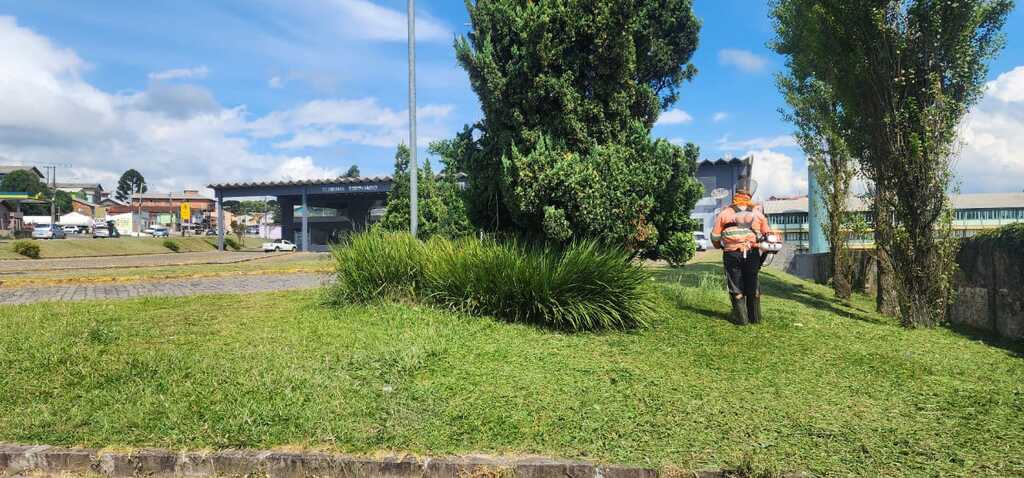 São Joaquim reforça limpeza pública com equipe fixa dedicada às praças e escolas