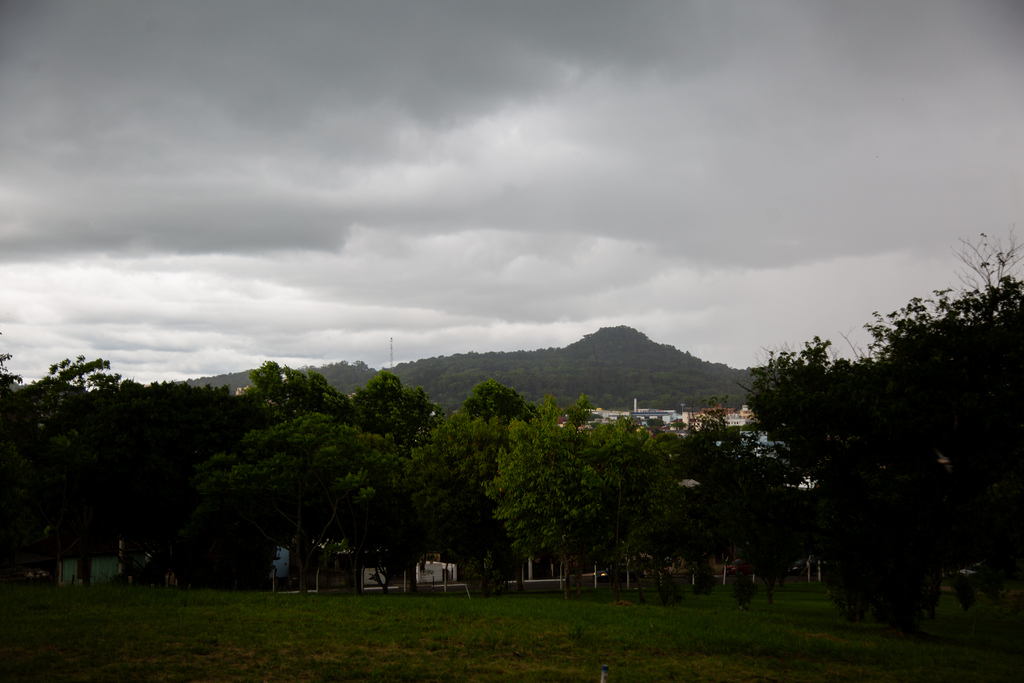 Após dia mais quente do ano, Santa Maria tem sexta nebulosa e abafada