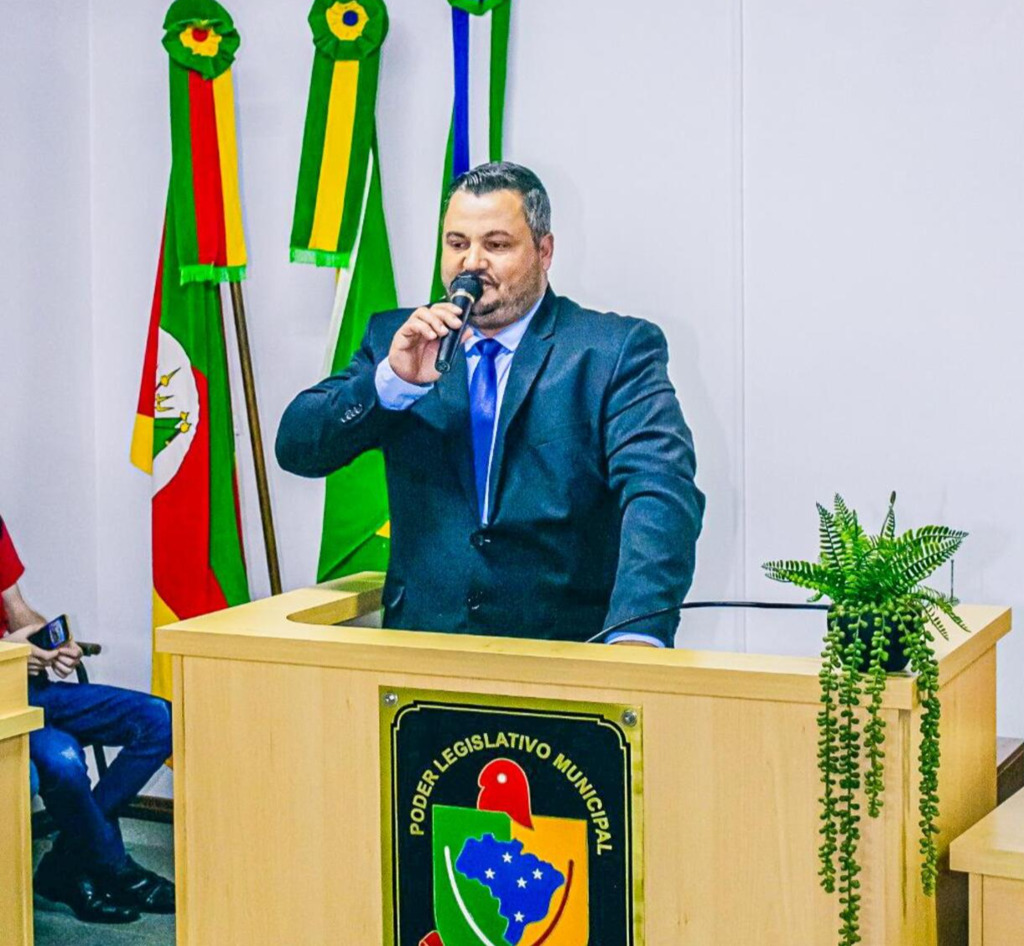 PRESIDENTE DA CÂMARA DE MORRINHOS DO SUL FAGUINHO TOMA POSSE COMO PREFEITO MUNICIPAL