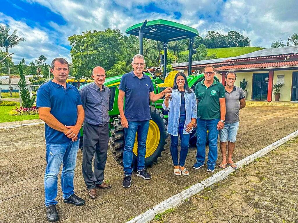 NOVO TRATOR VAI FORTALECER A AGRICULTURA  ECOLÓGICA EM MORRINHOS DO SUL