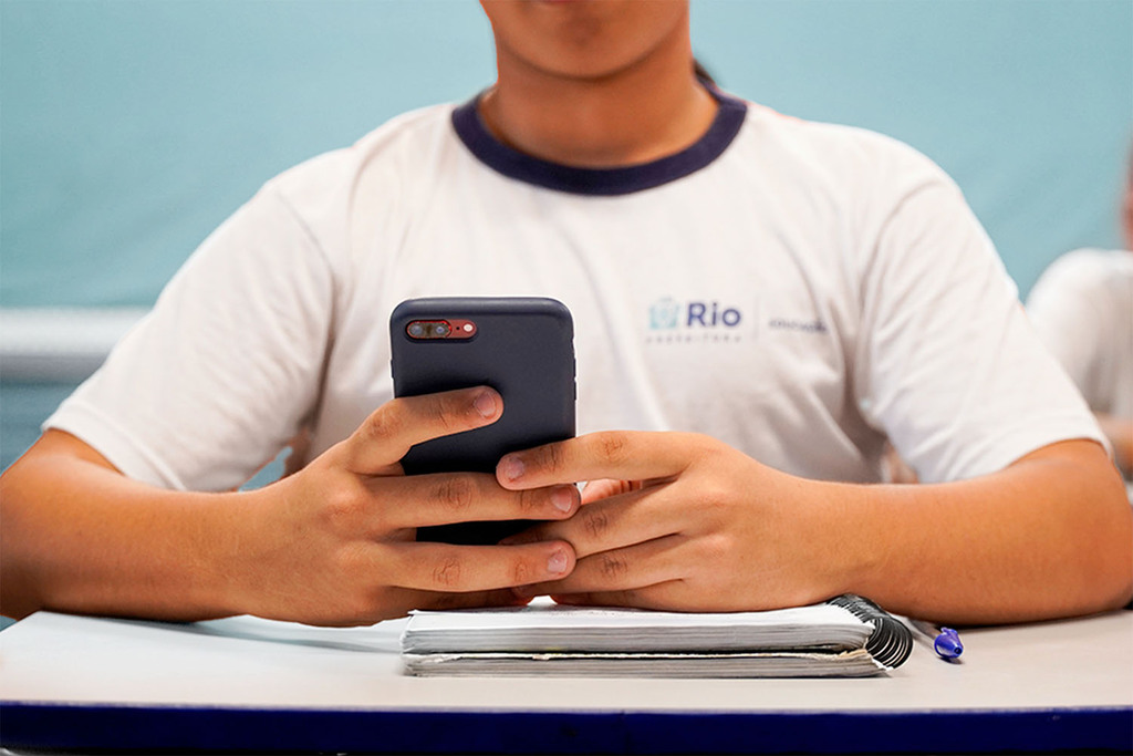 Proibido o celular na escola, agora é preciso regular as big techs, dizem especialistas