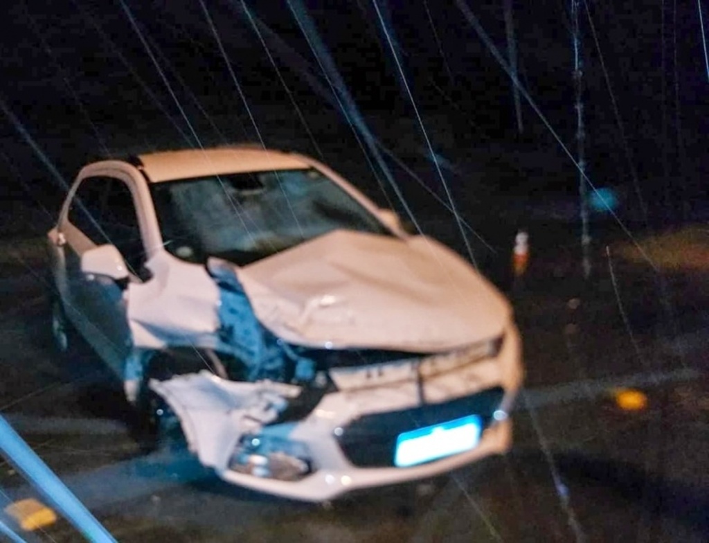 Carro com cinco pessoas colide contra carreta no trevão de Irani