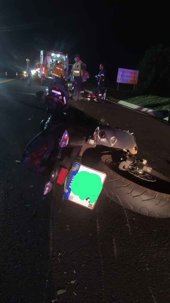Mulher morre em acidente entre carro e motocicleta na BR-282