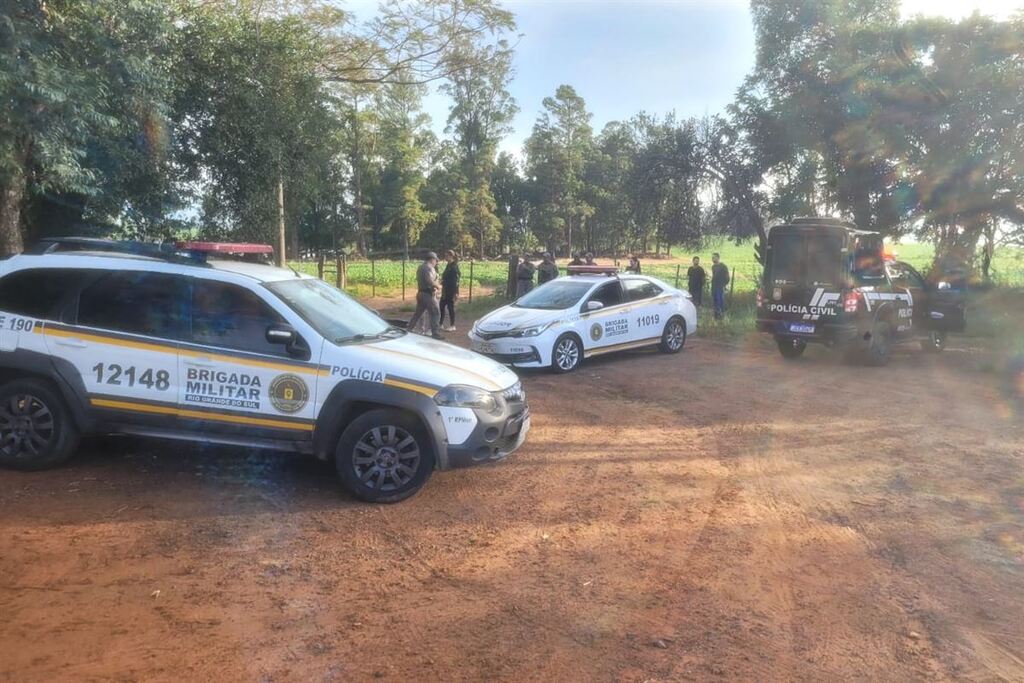 Mulher é encontrada morta com marcas de tiros e suspeita de atropelamento em Santa Maria