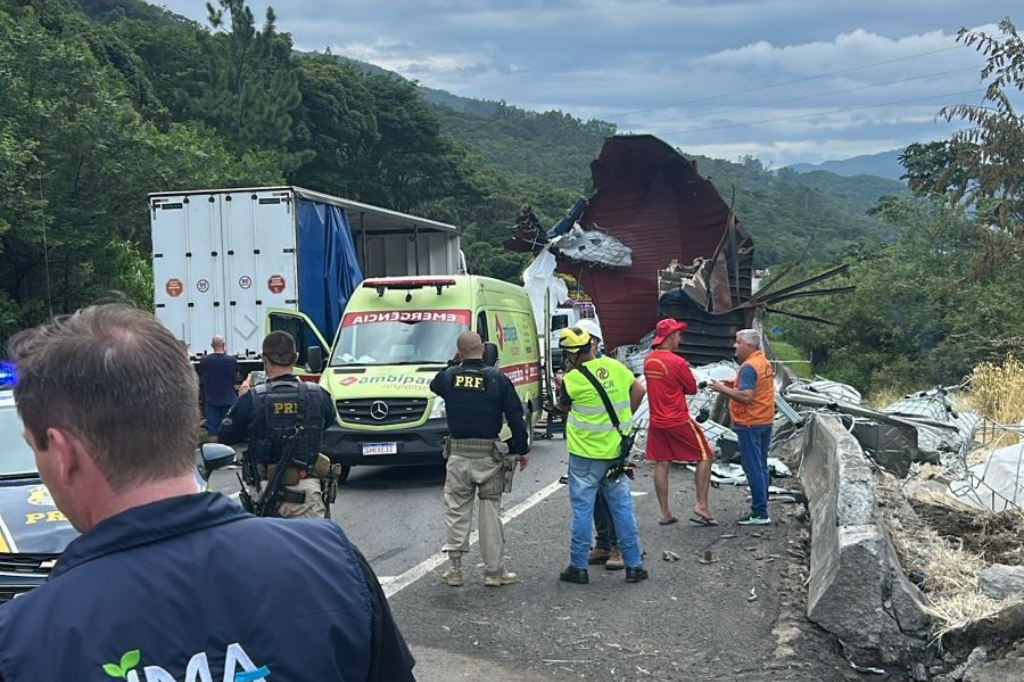 Acidente na BR-101 contamina rio Cova Triste III e prejudica fornecimento de água na região