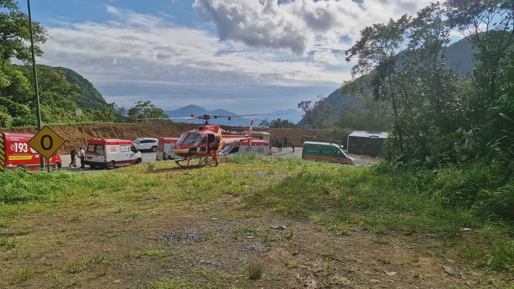 Ônibus tomba na Serra Dona Francisca