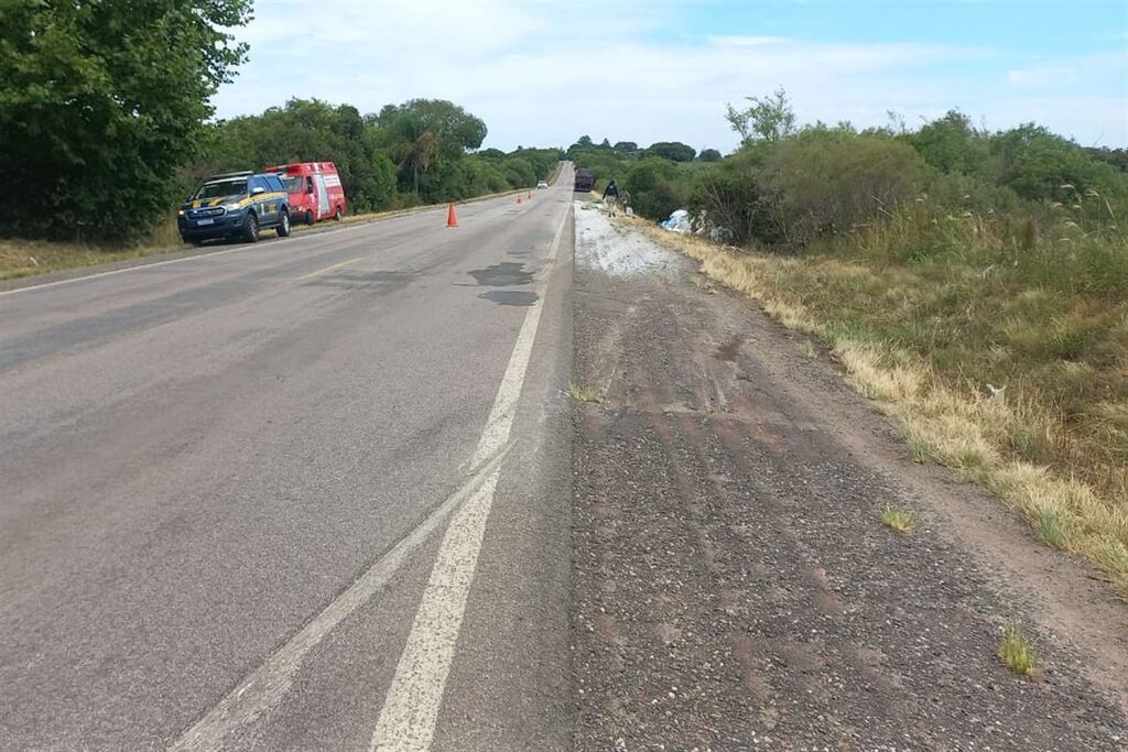 Motorista morre ao tombar carreta na BR-290