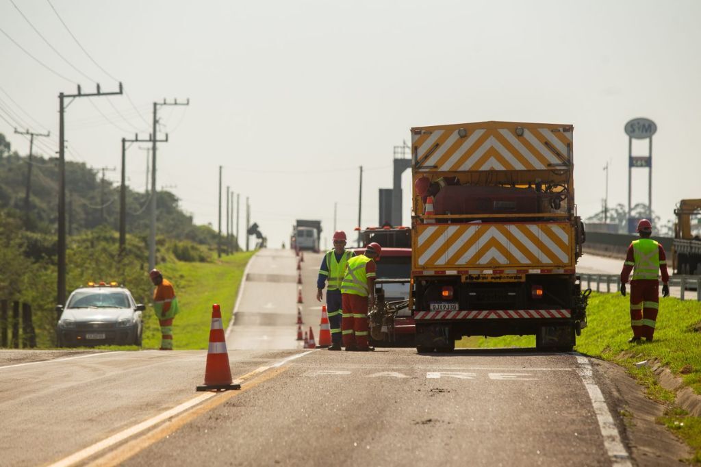 Trechos da BR-101 em Imbituba e Paulo Lopes passam por obras nesta semana