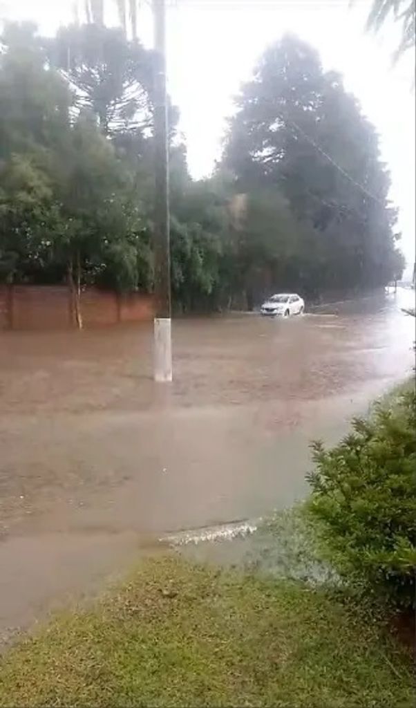 Chuva provoca diversos pontos de alagamento em Caçador