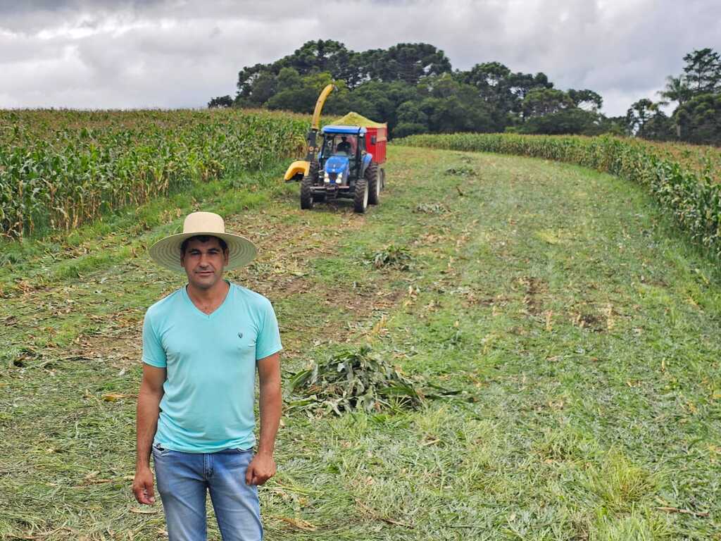 Secretaria de Agricultura de Bocaina do Sul inicia trabalhos de silagem na localidade de Pinheiro Marcado