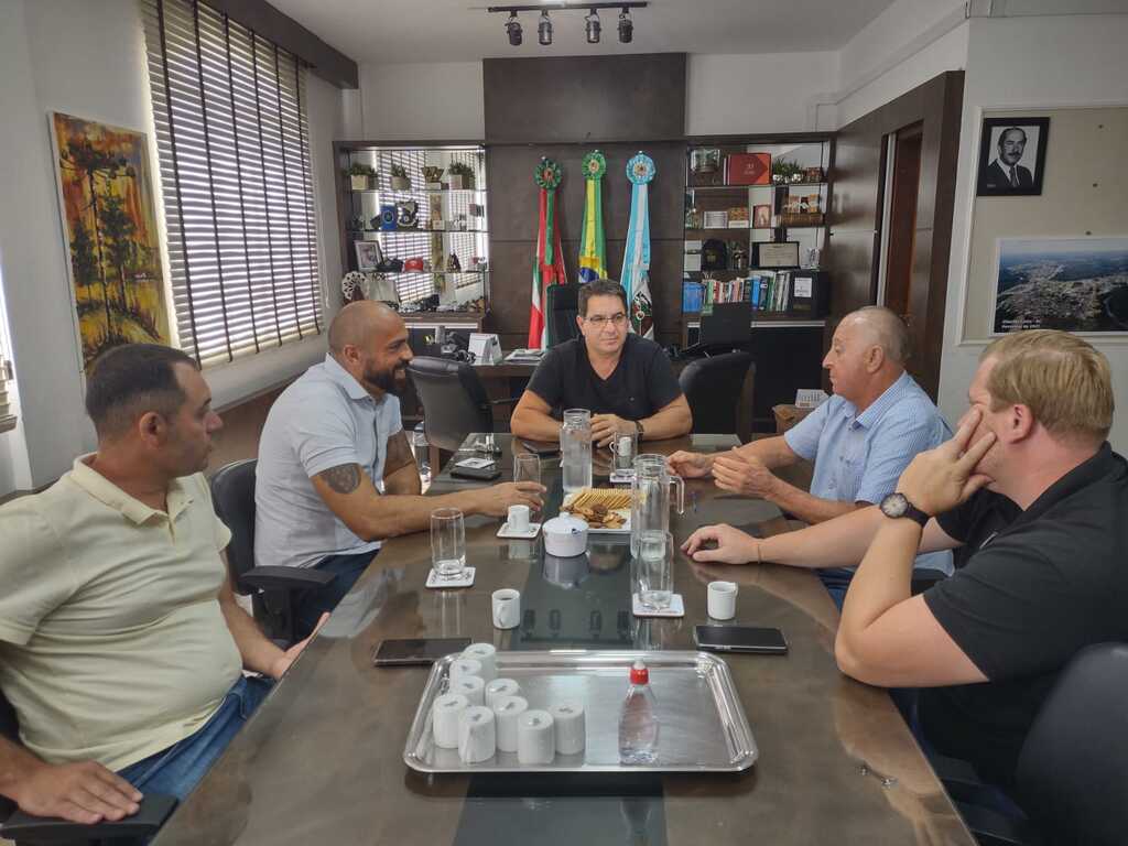 Vice-prefeito Leonir Ribeiro recebe a visita do deputado estadual Oscar Gutz