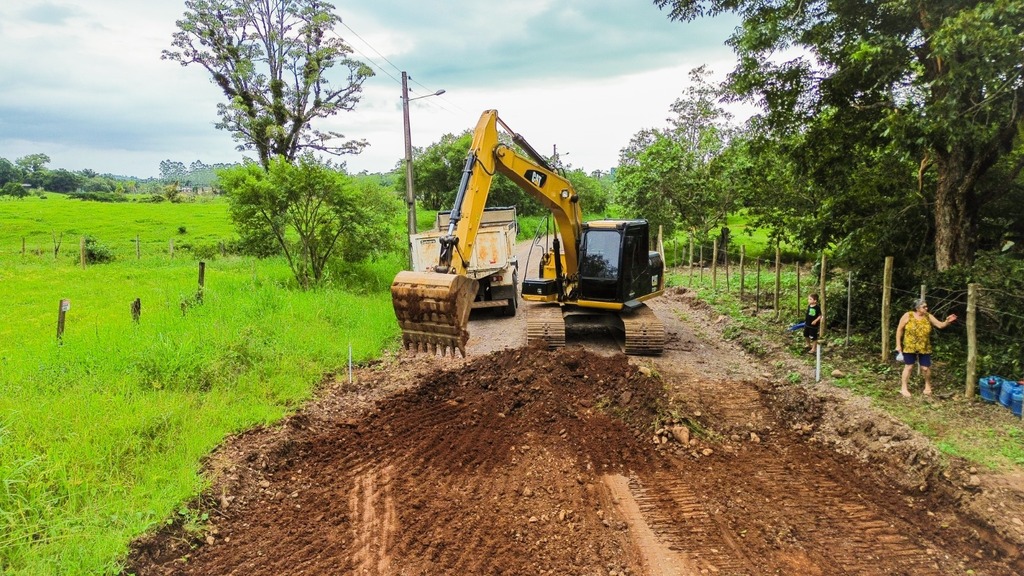 PREFEITURA INICIA PAVIMENTAÇÃO NA AVENIDA QUE LIGA O BAIRRO LEÃO A RODOVIA SC-108