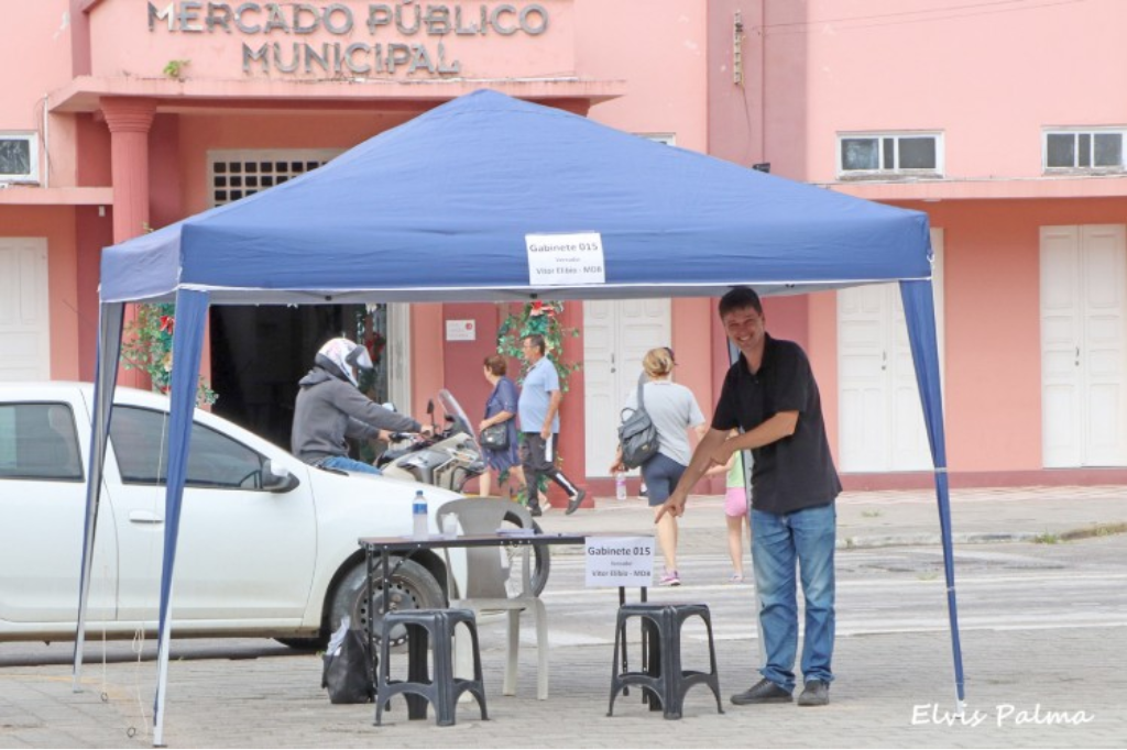 Situação inusitada; vereador de Laguna instala gabinete externo em praça pública