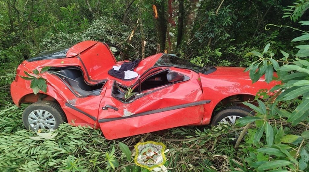 Impressionante: veículo fica destruído em saída de pista e motorista escapa com poucas lesões