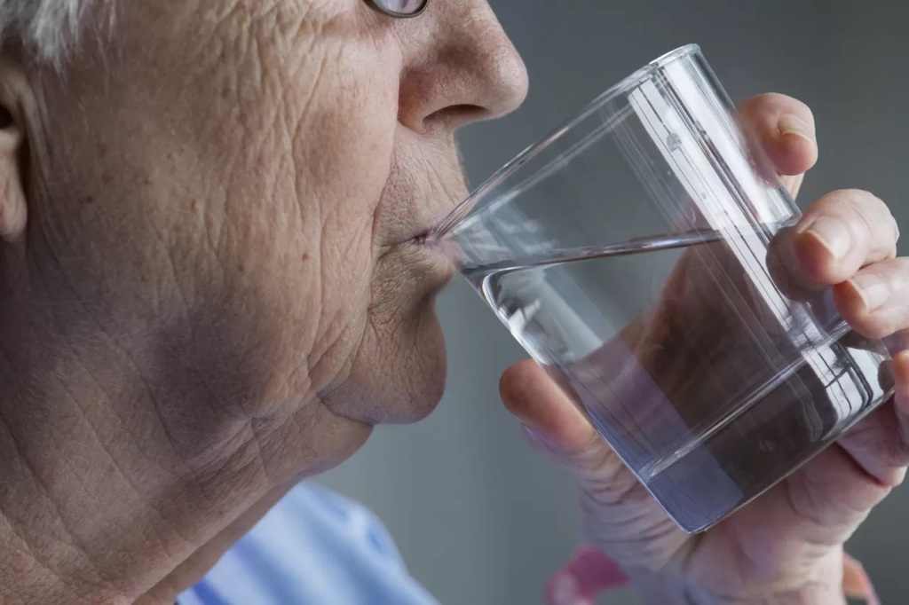 Médica dá dicas para garantir o bem-estar de crianças e idosos no calorão