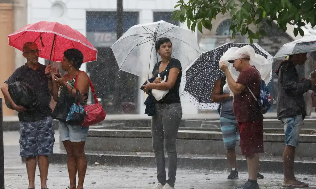 Inmet faz alerta para chuvas intensas em grande parte do país