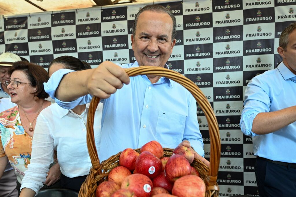 Em Fraiburgo, governador acompanha início da colheita da maçã e anuncia recursos para ampliar proteção e qualidade das frutas