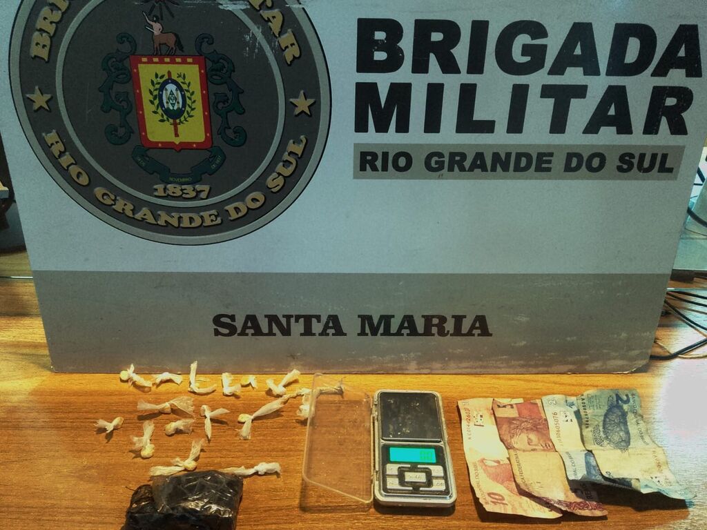 título imagem Jovem tenta se desfazer de objetos e é preso por tráfico de drogas em Santa Maria