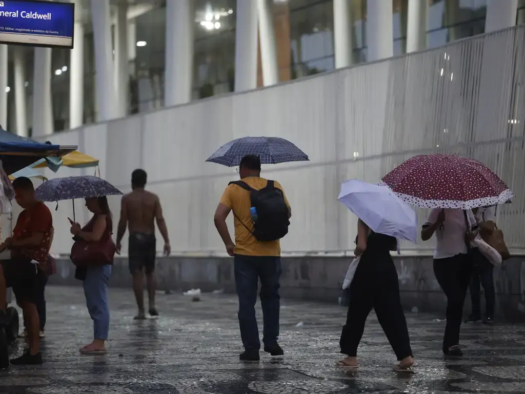 Temporais isolados e temperaturas acima dos 30°C marcam o domingo em Santa Catarina