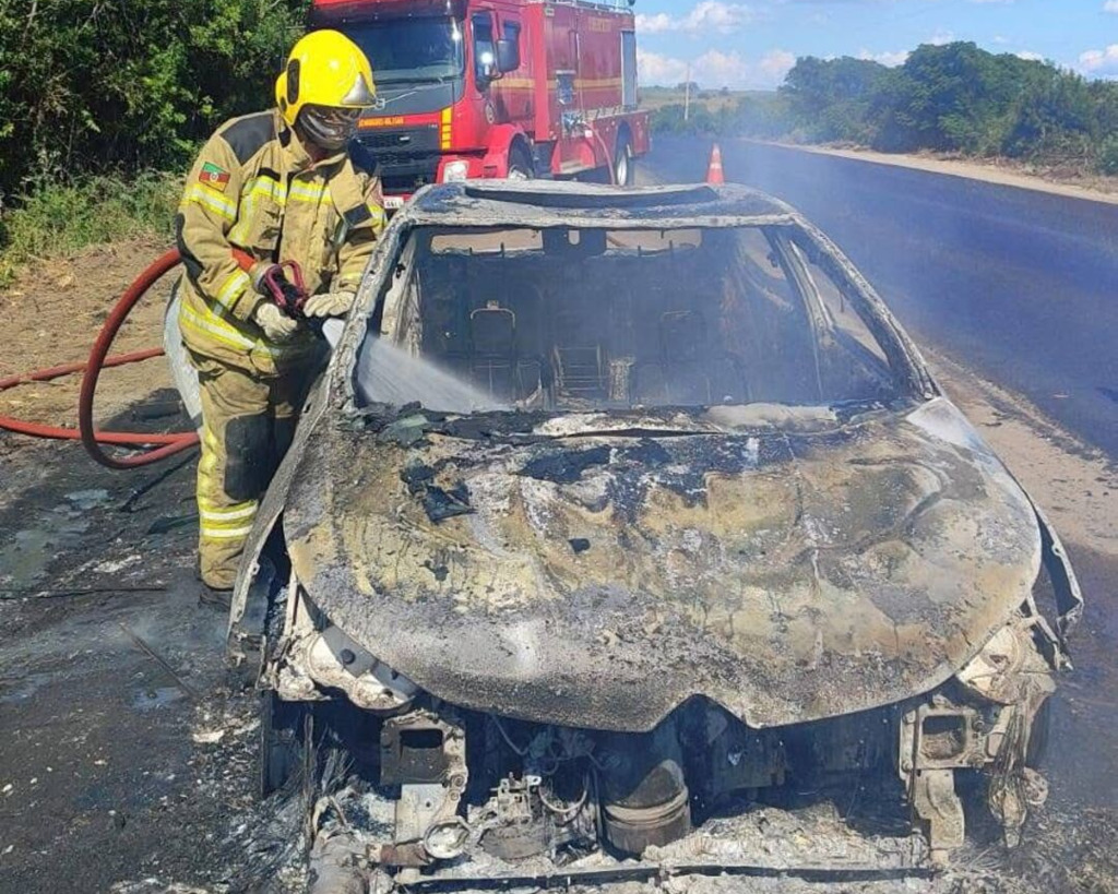 Carro fica destruído após incêndio na BR-290 neste domingo