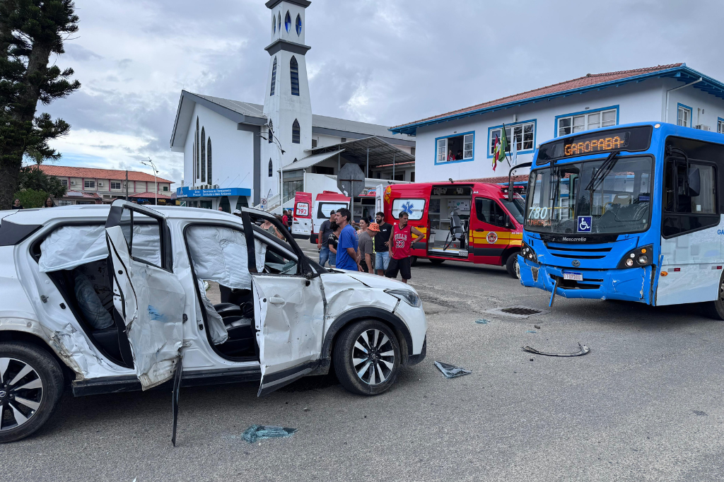 Foto: Redação RSC - Acidente entre ônibus e carro no centro de Garopaba