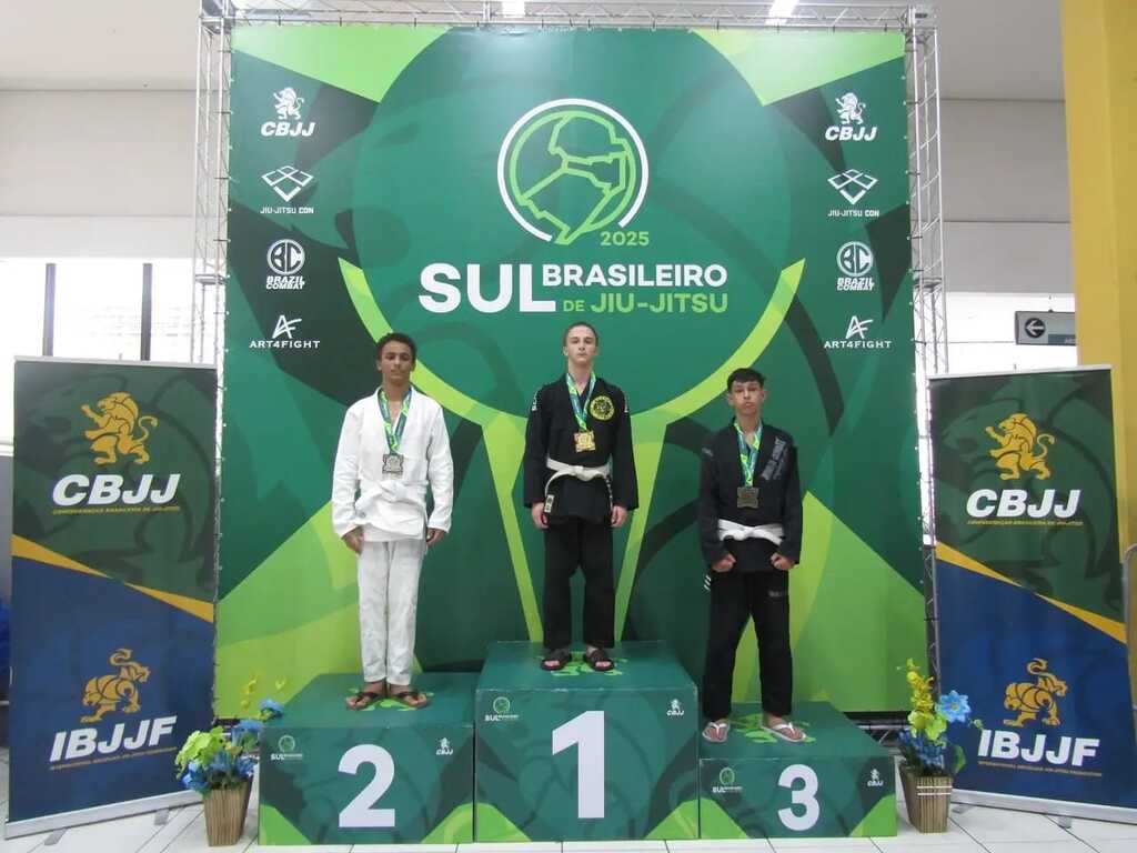 ATLETAS DE PIRATUBA CONQUISTAM MEDALHAS NO CAMPEONATO SUL-BRASILEIRO DE JIU-JITSU