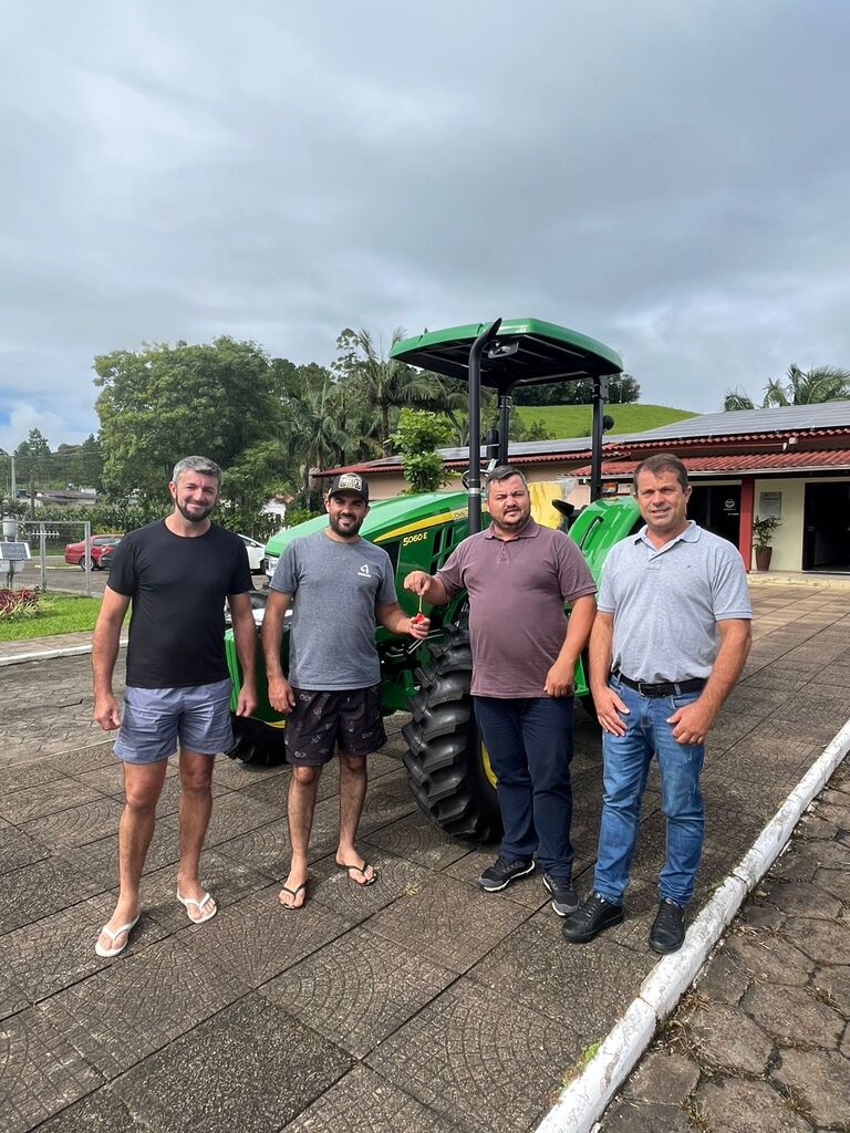 PREFEITURA DE MORRINHOS DO SUL ENTREGA NOVO TRATOR CEDIDO À APEMSUL