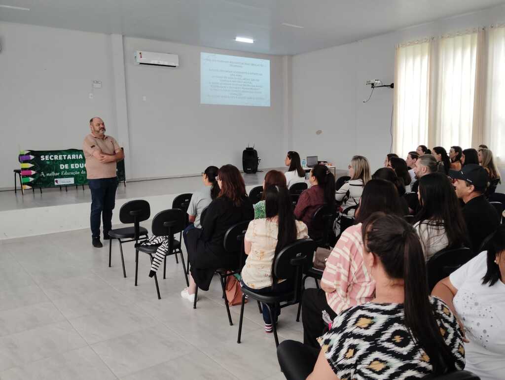 Sandro prestigia abertura do ano letivo e destaca papel dos professores na educação de Palmeira