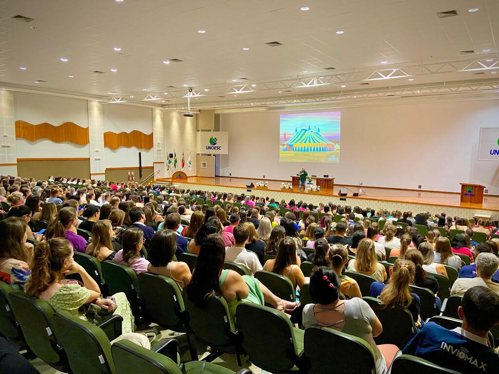 Palestra para profissionais da Educação abre ano letivo em São Miguel do Oeste