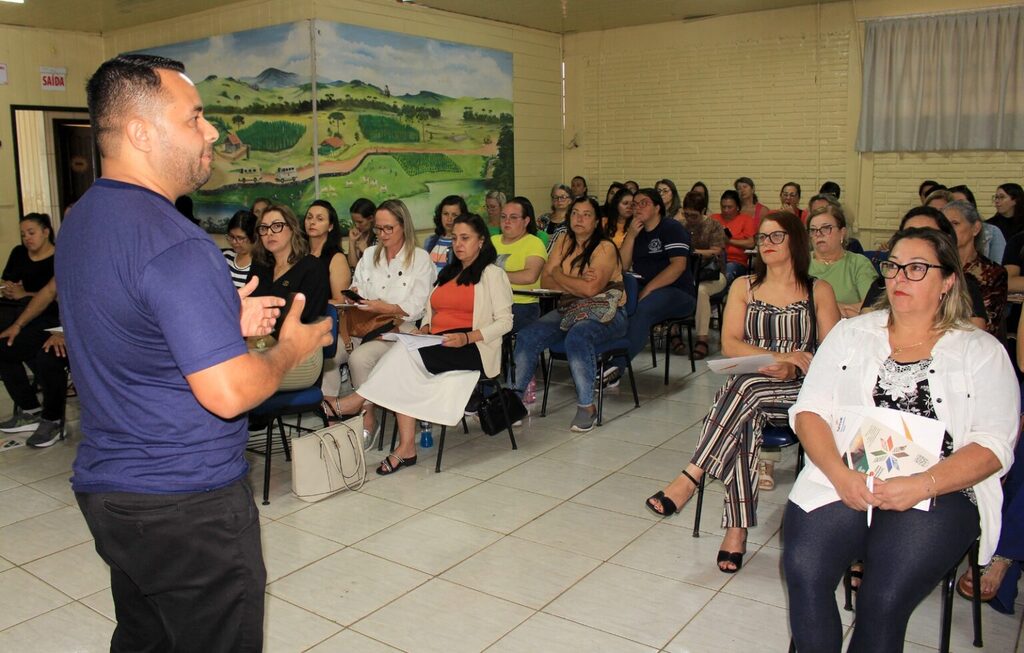 Professores são capacitados para o programa turismo nas escolas