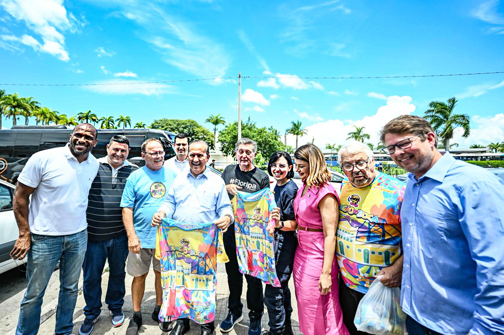 Governador Jorginho Mello recebe homenagem do bloco mais tradicional de Florianópolis durante aniversário do Mercado Público