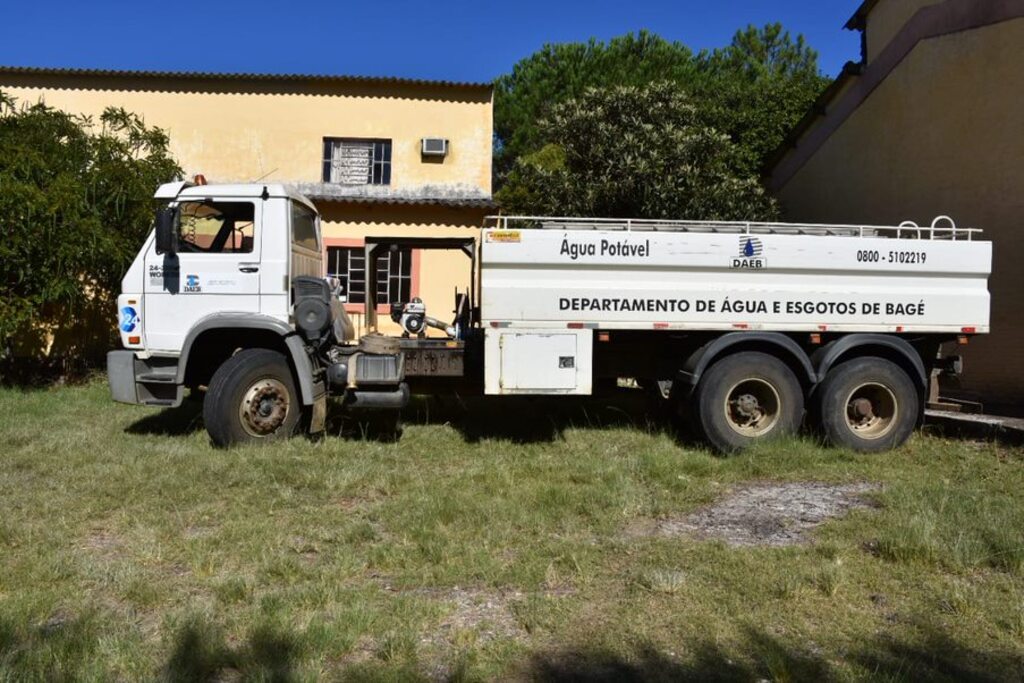 Caminhões-pipa são mobilizados para atender bairros de Bagé