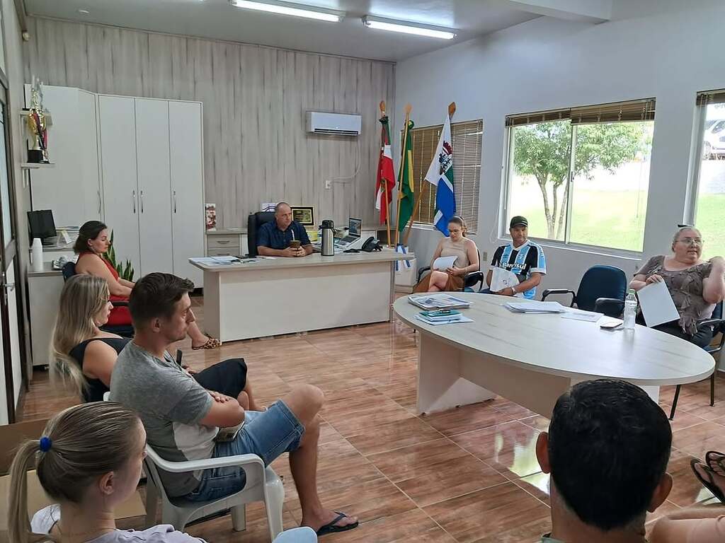 Prefeito de Sul Brasil se reúne com mutuários para discutir Regularização Fundiária Urbana