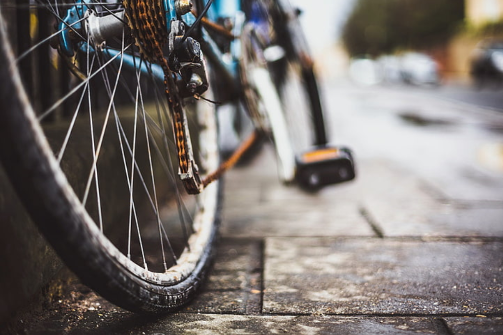 Imagem reprodução Internet - Homem é algemado por populares após furto de bicicleta em Imbituba