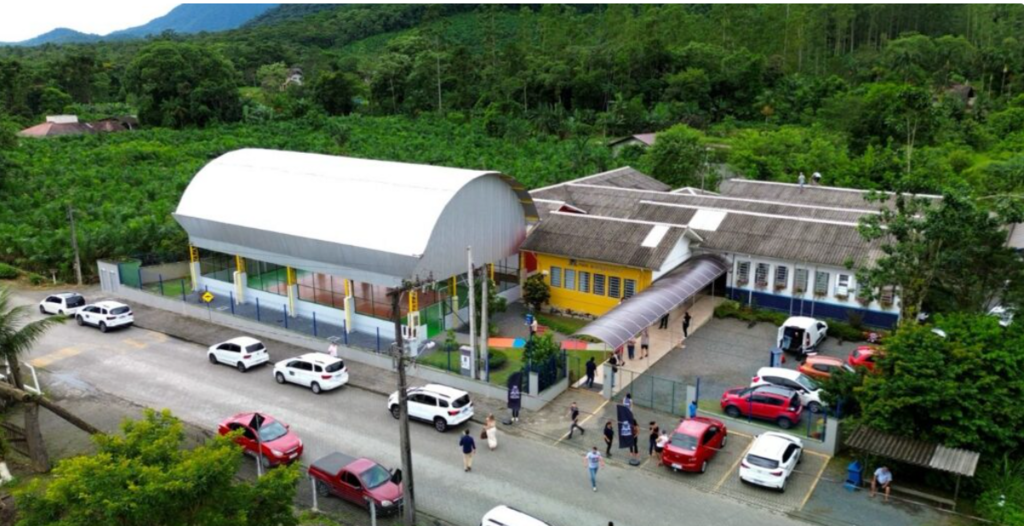 Nova quadra coberta da Escola Municipal Professor Honório Saldo é inaugurada em Joinville