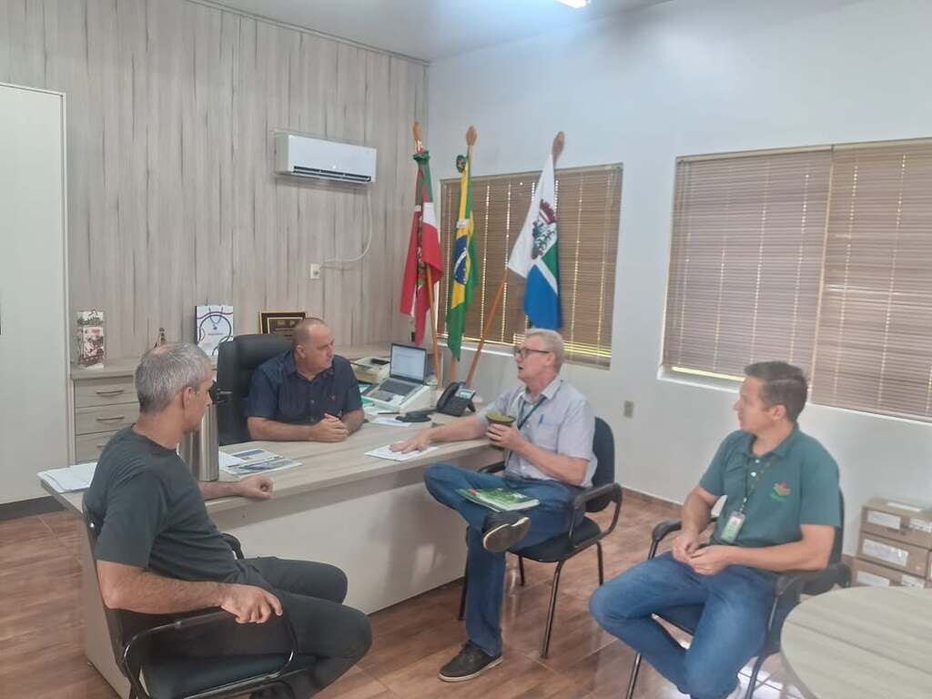 Prefeito Vanderlei Gallina discute gestão hídrica com equipe da Epagri