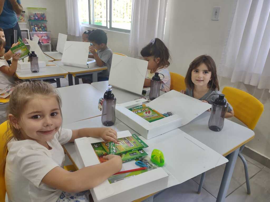 Alunos da Rede Municipal de Otacílio Costa Recebem Kit Escolar Completo no Início do Ano Letivo