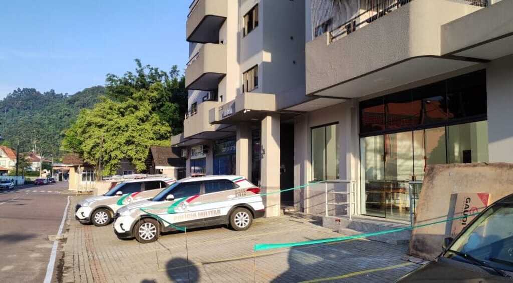 Mulher mata companheiro, tenta esfaquear os filhos e tira a própria vida em Presidente Getúlio