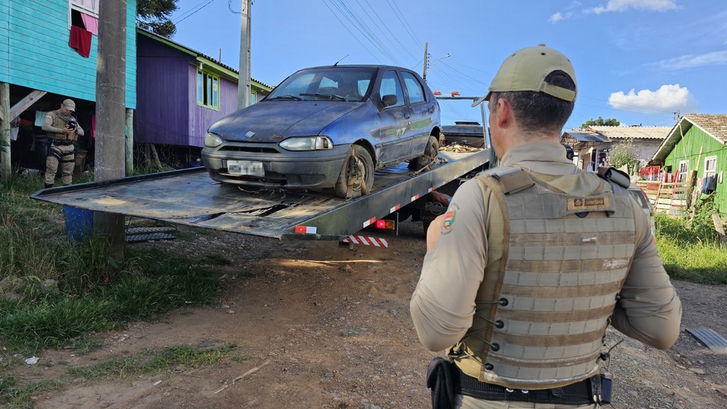 ​Departamento de Trânsito recolhe veículos abandonados em vias públicas